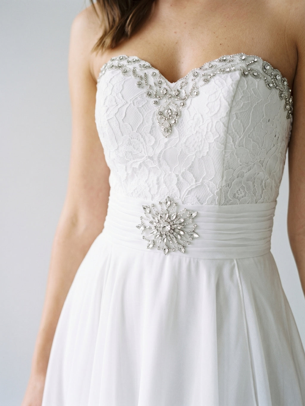 White Chiffon A-Line Sweetheart Backless Short Homecoming Dress with Beading