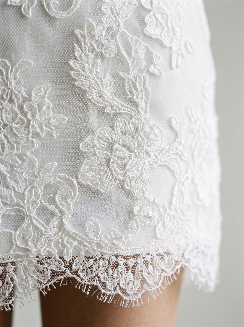 White Lace Column Sweetheart Illusion Mini Homecoming Dress