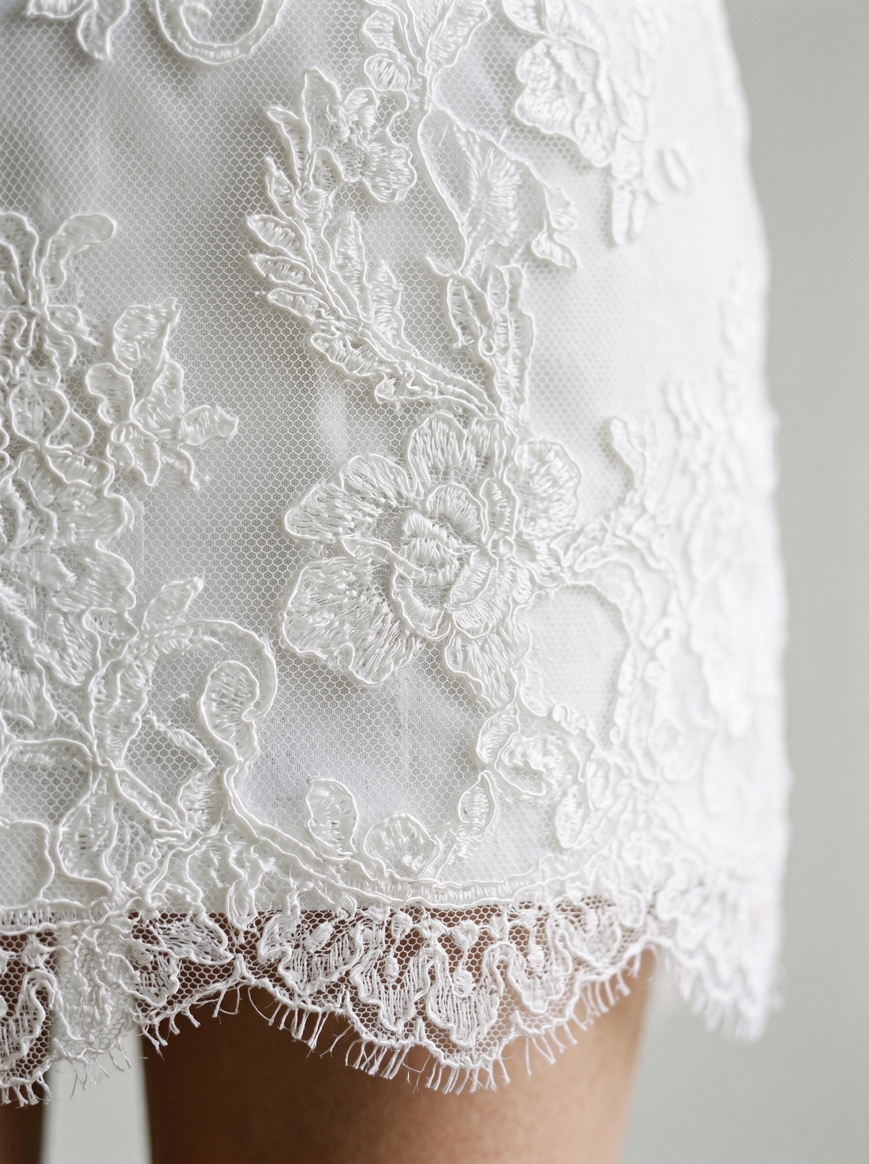 White Lace Column Sweetheart Illusion Mini Homecoming Dress